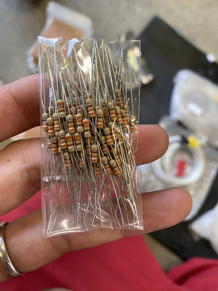 カーボン抵抗　1/4 330オウム　抵抗　300本_画像2