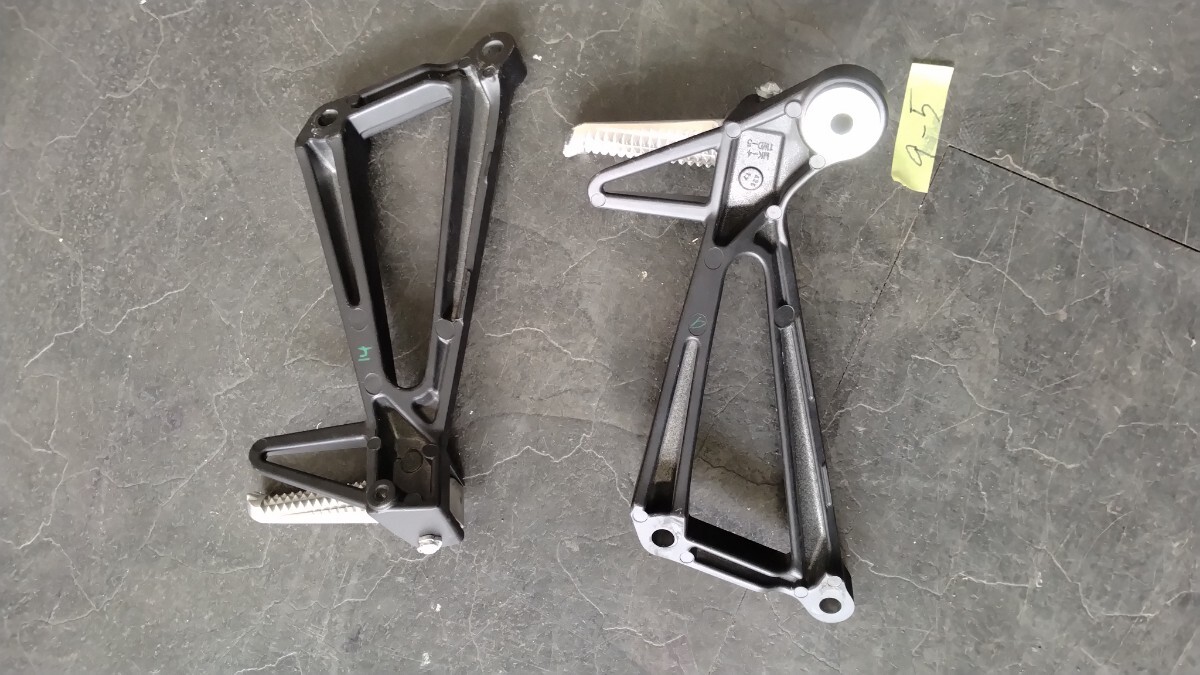 ヤマハ　YZF−R25　RG95J　 タンデムステップ 左右_画像2