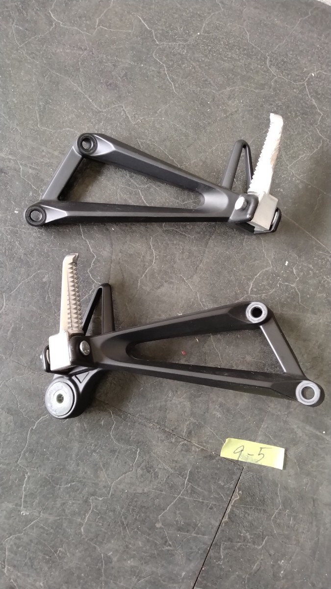 ヤマハ　YZF−R25　RG95J　 タンデムステップ 左右_画像1