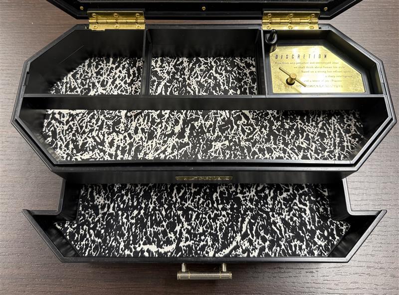 #4128A 和洋折衷置物おまとめ8点 飾り皿 オルゴール付小物入れ 南部鉄器鉄瓶 写真立て ガラス工芸品 現状品 中古品 長期保管品_画像5