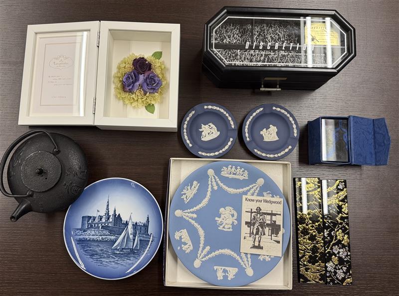 #4128A 和洋折衷置物おまとめ8点 飾り皿 オルゴール付小物入れ 南部鉄器鉄瓶 写真立て ガラス工芸品 現状品 中古品 長期保管品_画像1