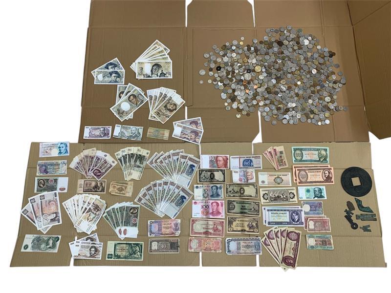 ＃8710A　外国銭　おまとめ　総重量3000ｇ以上　現状品　長期保管品_画像1