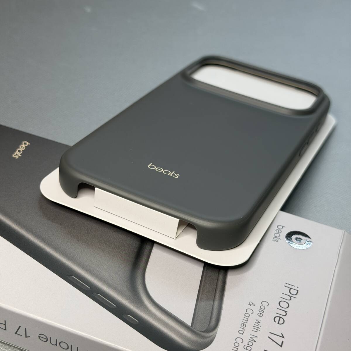 ★送料無料★半日のみ使用 超美品 Beats iPhone 17 Pro ケース グラナイトグレイ ■ ビーツ iPhone 17Pro カバー 保護 フルカバー_画像7