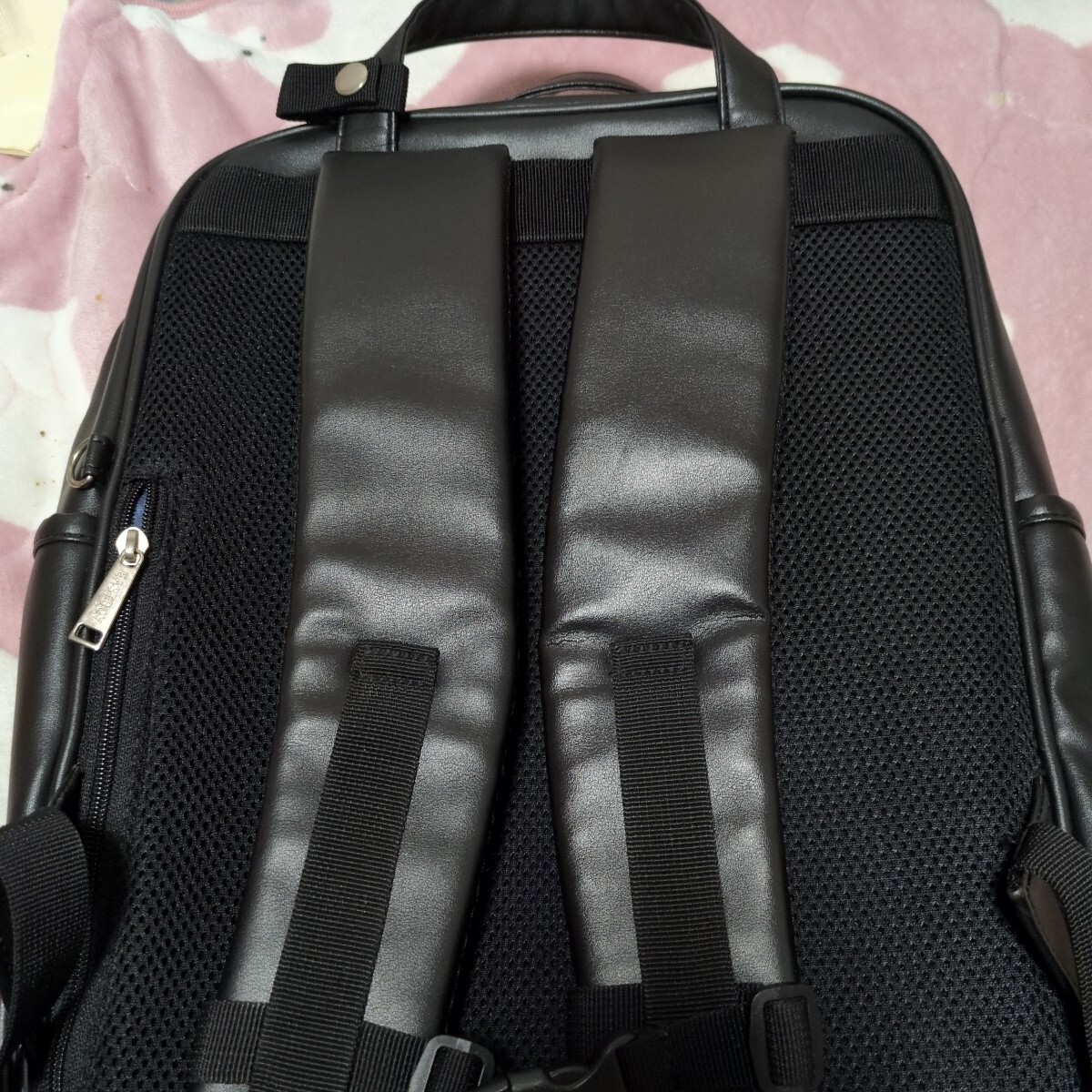 イーストボーイ【EASTBOY】合皮のリュック　ブラック　超美品 イーストボーイ スクールバッグ レザー 大容量_画像3