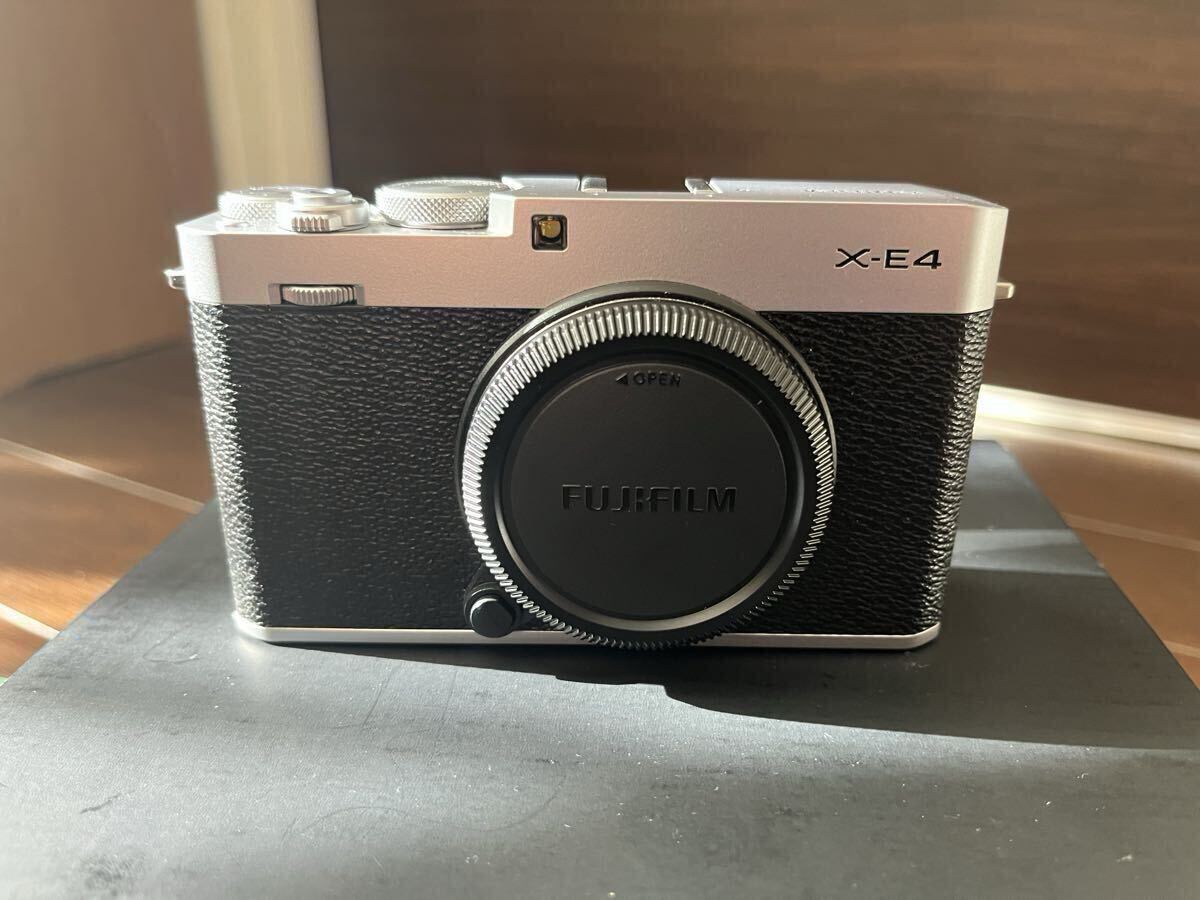  Fuji Film X-E4 корпус серебряный ремешок, аккумулятор новый товар 