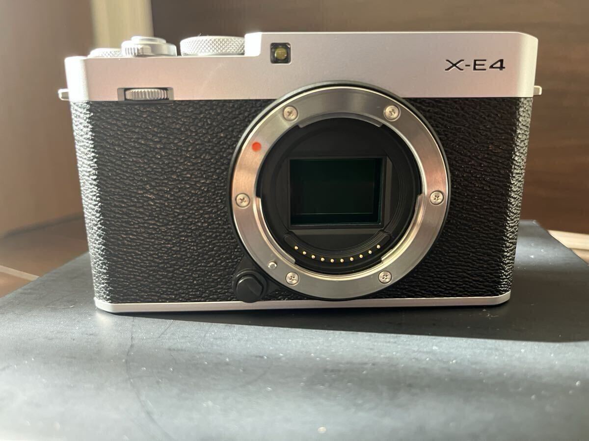  Fuji Film X-E4 корпус серебряный ремешок, аккумулятор новый товар 