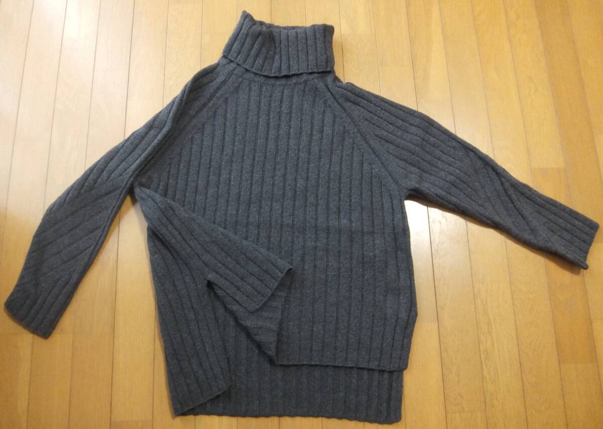 自由区のレディースハイネックニット、チャコールグレー、サイズ38、毛78%ナイロン22%_画像2