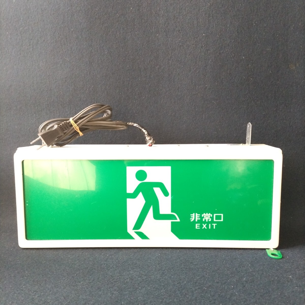 非常口灯 DEF-28501 誘導灯 動作未確認済み 大光電機株式会社 50Hz 100V 送料無料_画像1