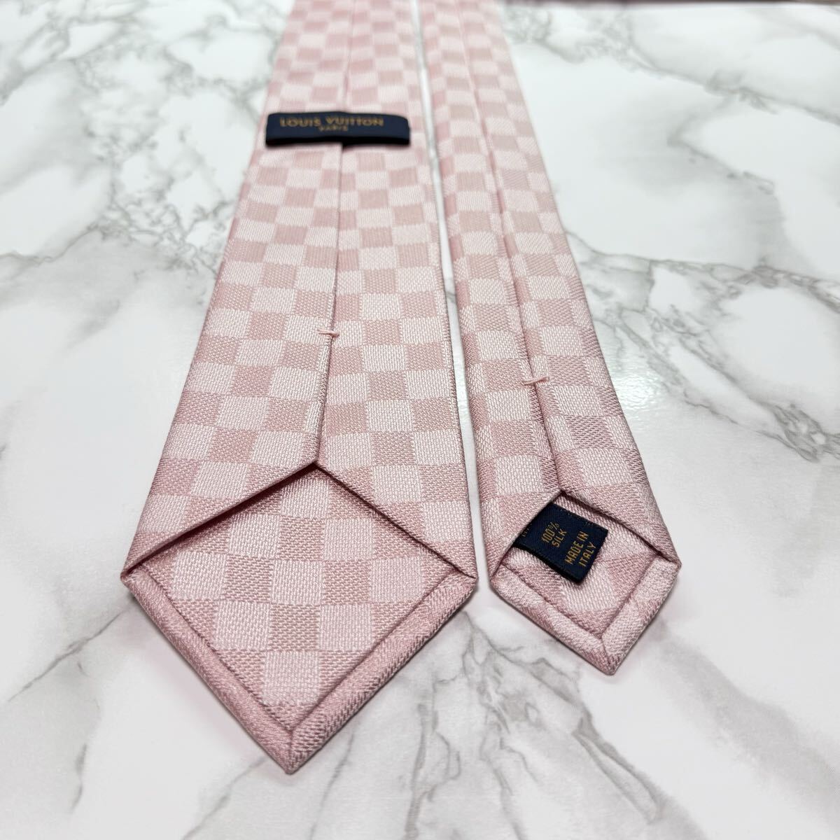 未使用級 現行タグ LOUIS VUITTON ネクタイ シルク100% ダミエクラシック LVロゴ レギュラータイ 刺繍 ピンク 送料無料_画像7