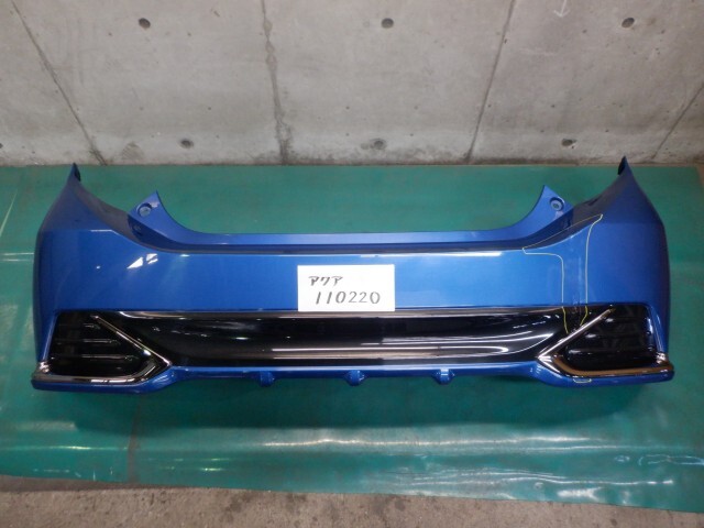 アクア DAA-NHP10 RバンパーASSY 8T7_画像1