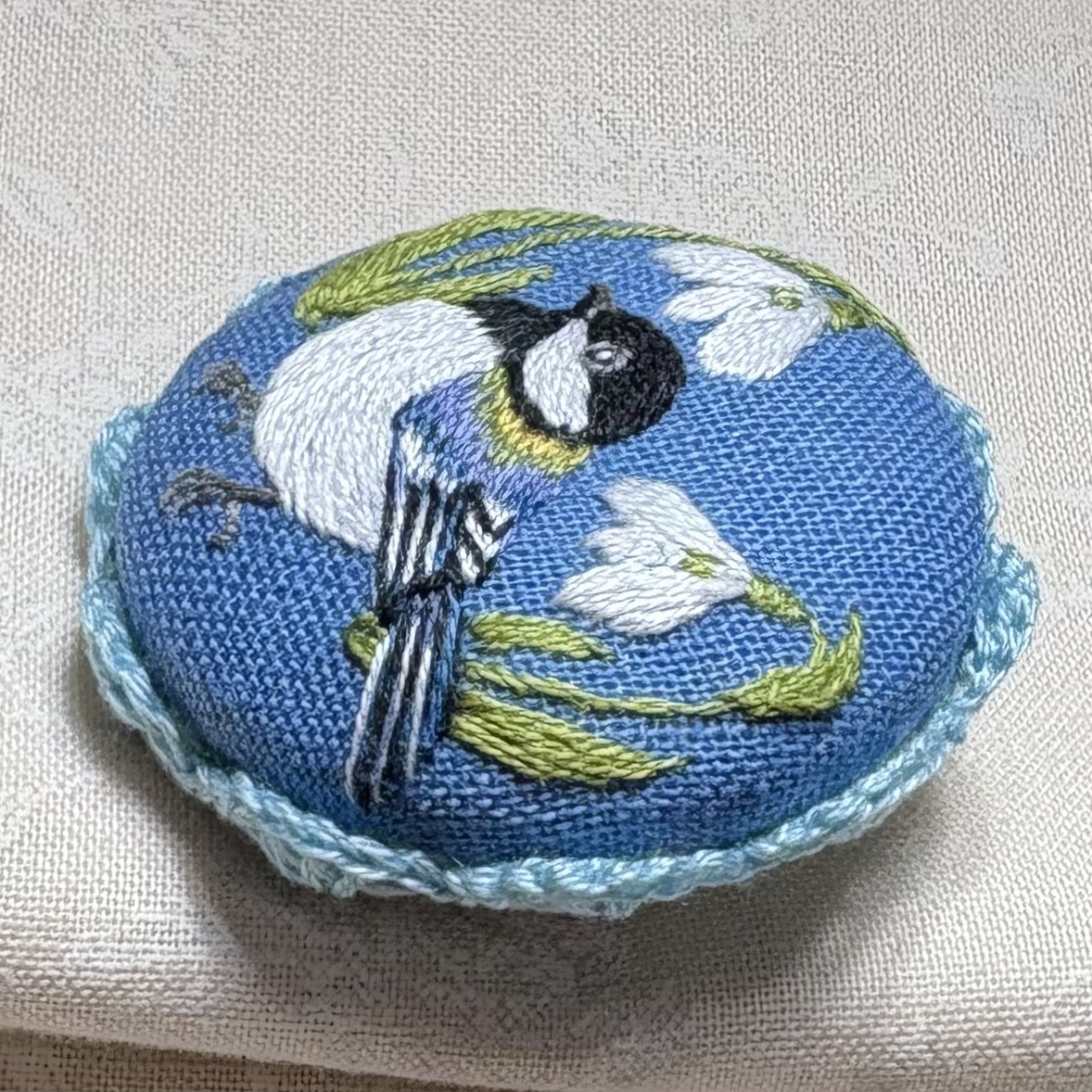 ブローチ　ハンドメイド　シジュウカラとスノードロップ　鳥　花　冬　刺繍　刺しゅう　手刺繍　新品_画像5