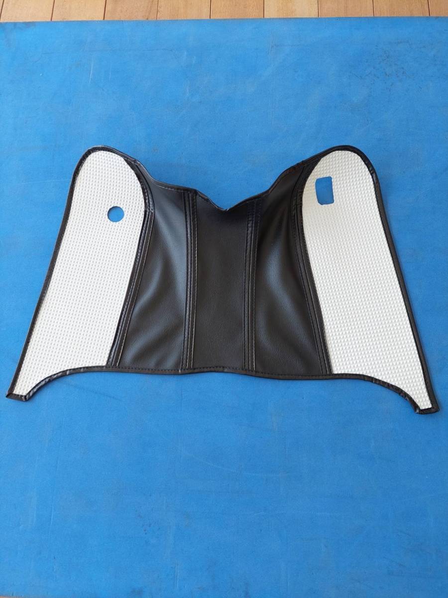 富士重工 ラビットジュニアS301 125㏄　足元マット　白ピラミッドセンター黒レザー_画像1