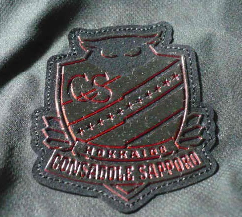 美品 (株)トムス製【Jリーグ】?チーム?オフィシャルグッズ北海道コンサドーレ札幌エンブレム入り薄手フルジップジャケット LL　黒(×赤線)_画像5