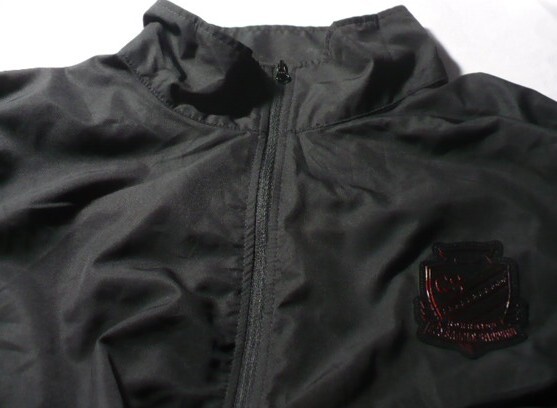 美品 (株)トムス製【Jリーグ】?チーム?オフィシャルグッズ北海道コンサドーレ札幌エンブレム入り薄手フルジップジャケット LL　黒(×赤線)_画像4