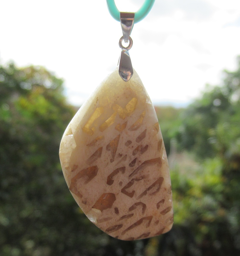 山梨県甲府市黒平産 微斜長石 ペンダントトップ（表面透明）_画像3