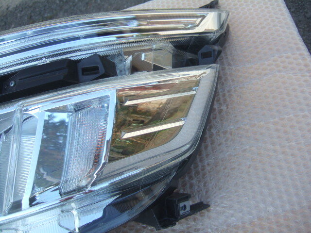 送料無料 トヨタ ヴォクシー ハイブリッド 前期 ヘッドライト 左 81150