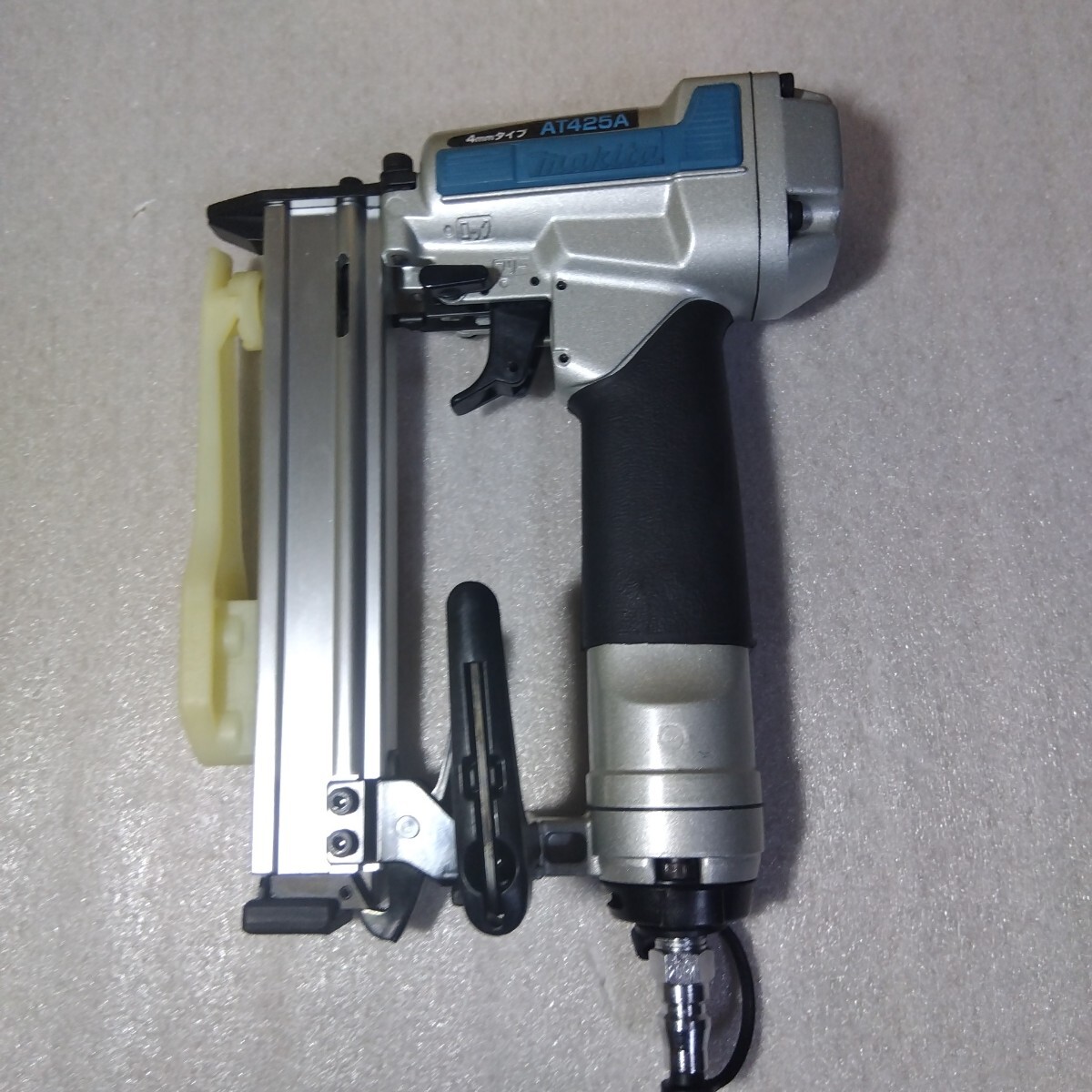 Makita air tacker AT425A ширина 4 мм . давление
