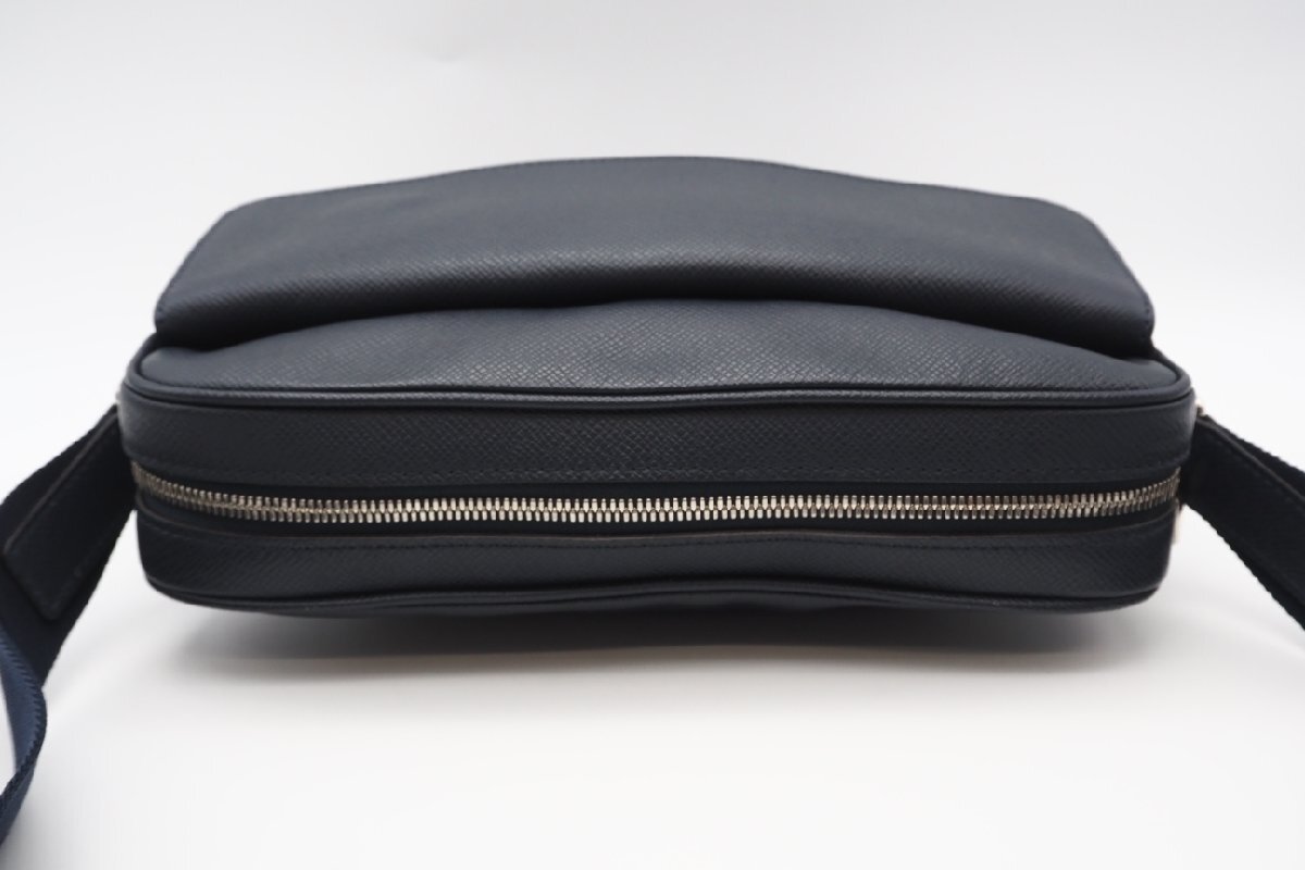 ★３日以内返品可★ LOUIS VUITTON ルイ ヴィトン M30261 タイガ アレックス メッセンジャー ブルーマリーヌ バッグ_画像4