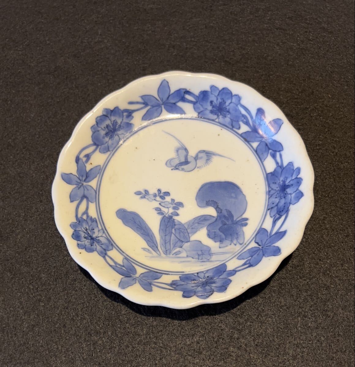 古伊万里 江戸中期 古染付 花鳥紋輪花皿 桐箱付 小皿 骨董品 時代物 _画像1