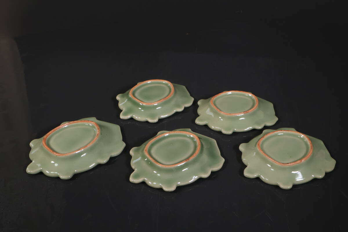 [ мир ](A3684) времена старый произведение старый три рисовое поле селадон селадон черепаха форма тарелка . листов . маленькая тарелка 