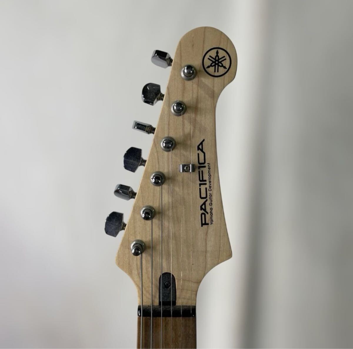 【ky/11.22/8】YAMAHA ヤマハ YAMAHA PACIFICA012 エレキギター ソフトケース(タグ付き) ギターアンプ GA15ll セット_画像4