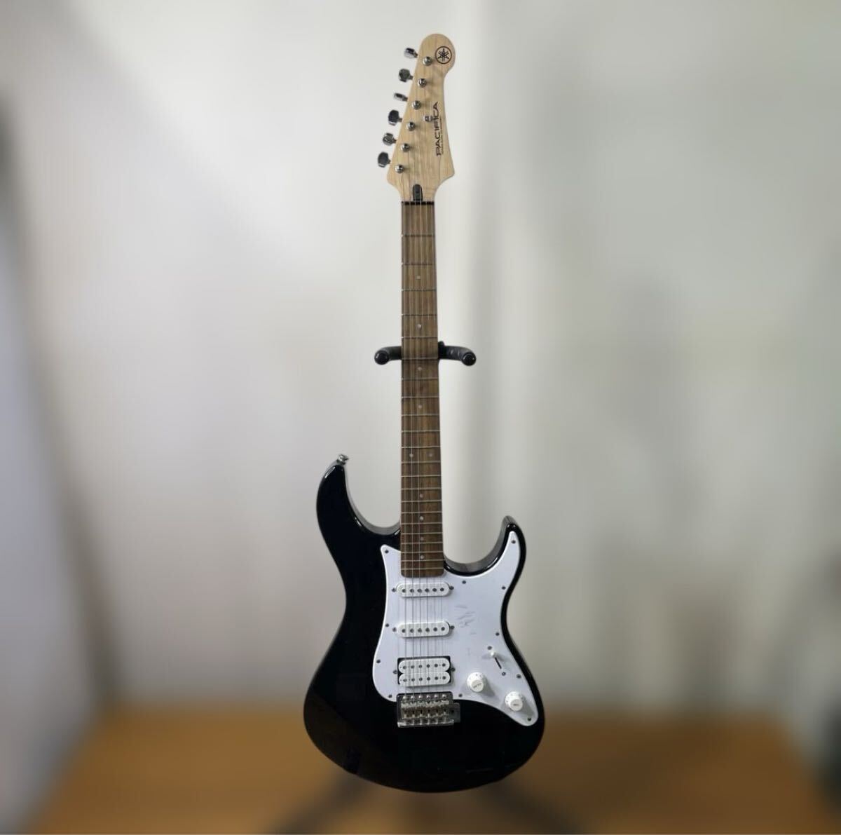 【ky/11.22/8】YAMAHA ヤマハ YAMAHA PACIFICA012 エレキギター ソフトケース(タグ付き) ギターアンプ GA15ll セット_画像1