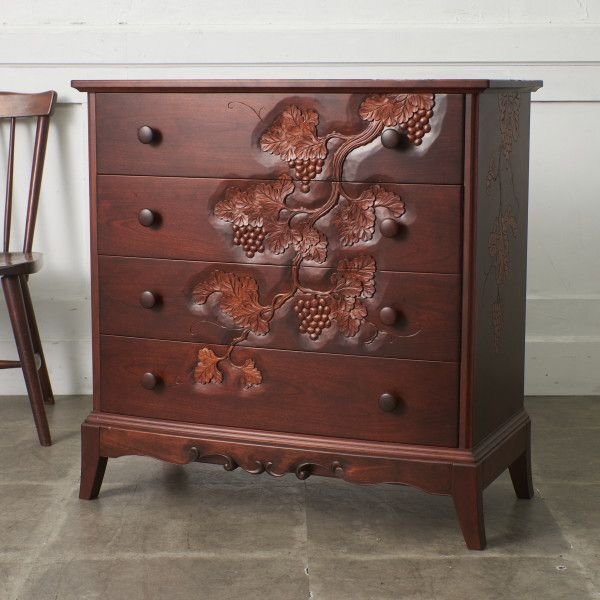 IZ96177N★定60万 伝統工芸 軽井沢彫り ムーンチェスト 葡萄 木彫刻 4段 チェスト 無垢材 タンス キャビネット 整理箪笥 民芸家具 大坂屋_画像1