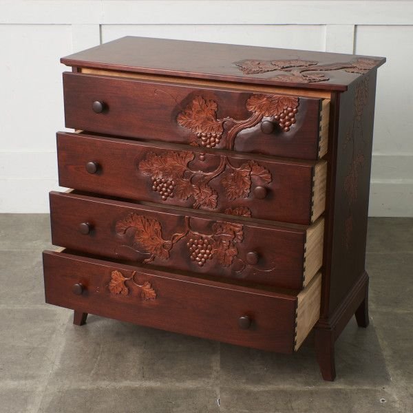 IZ96177N★定60万 伝統工芸 軽井沢彫り ムーンチェスト 葡萄 木彫刻 4段 チェスト 無垢材 タンス キャビネット 整理箪笥 民芸家具 大坂屋_画像2