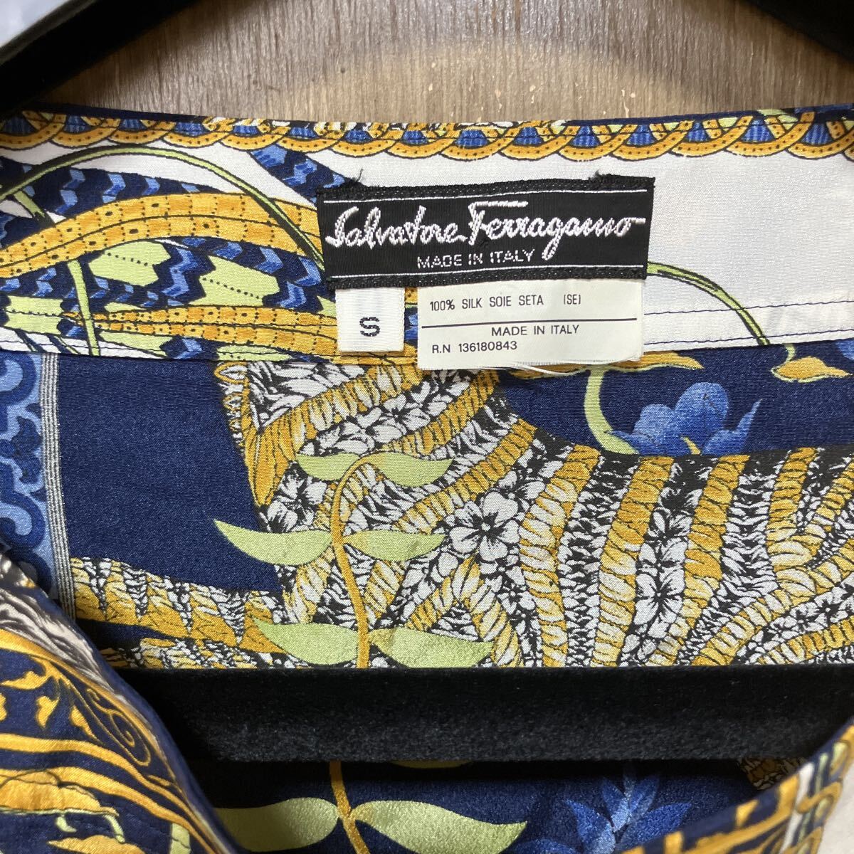 feragamo Ferragamo прохладный шея тянуть over короткий рукав шелк 100% SILK общий рисунок рисунок предмет лошадь .. животное рисунок бренд 