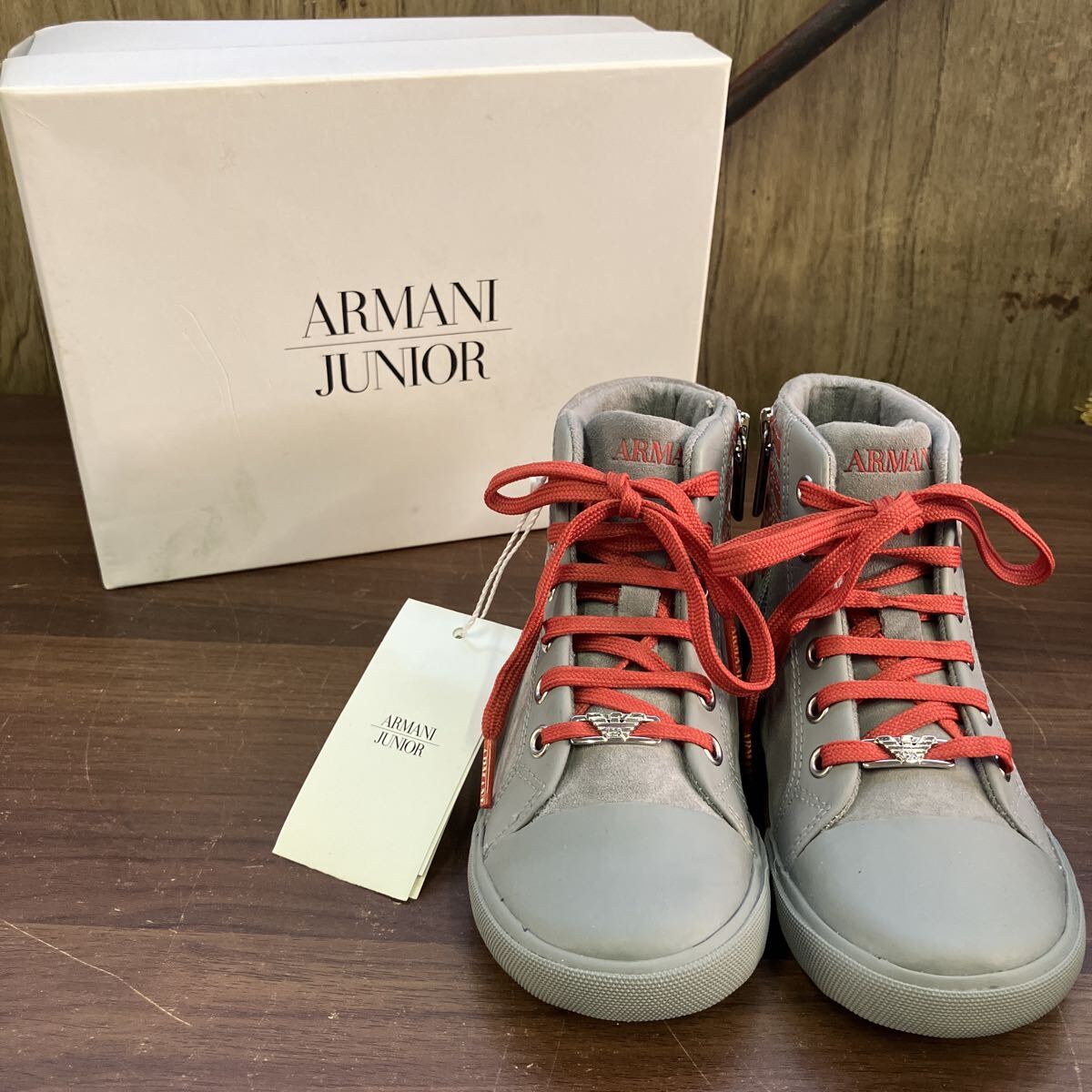 【新品 未使用品】 スニーカー ARMANI アルマーニ ジュニア キッズ 16.5〜17.5㎝ 靴 シューズ ブランド グレー 赤 箱有り _画像1