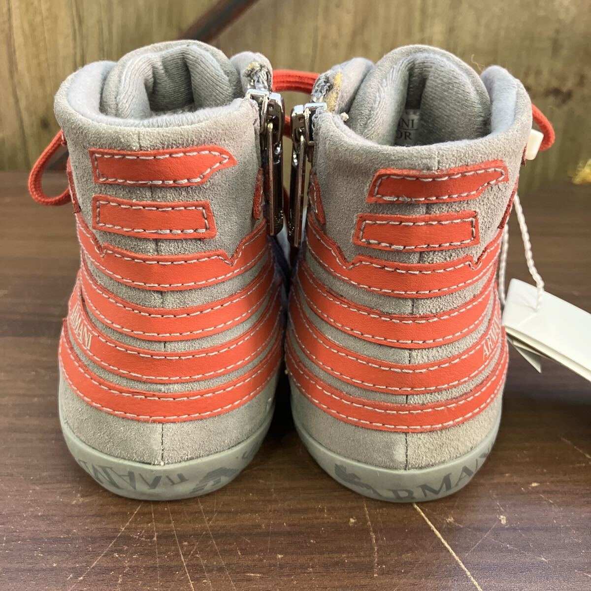 【新品 未使用品】 スニーカー ARMANI アルマーニ ジュニア キッズ 16.5〜17.5㎝ 靴 シューズ ブランド グレー 赤 箱有り _画像3