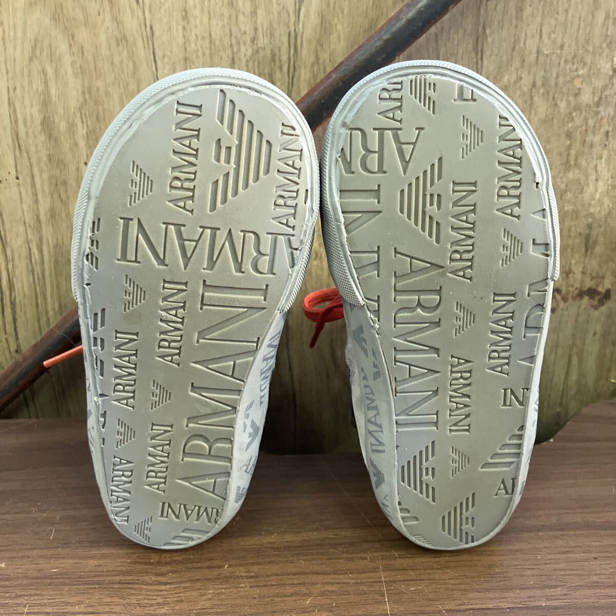 【新品 未使用品】 スニーカー ARMANI アルマーニ ジュニア キッズ 16.5〜17.5㎝ 靴 シューズ ブランド グレー 赤 箱有り _画像5