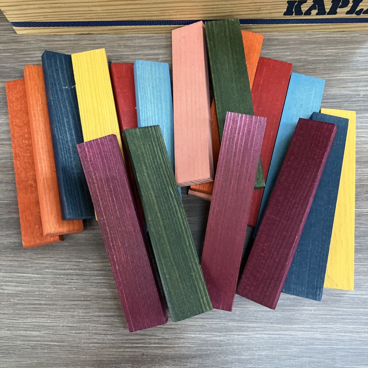 KAPLA カプラ 積み木 カラー オリジナル積み木 木製玩具 知育玩具 フランス 箱付き ブロック 木箱入り おもちゃ トレーニング _画像2
