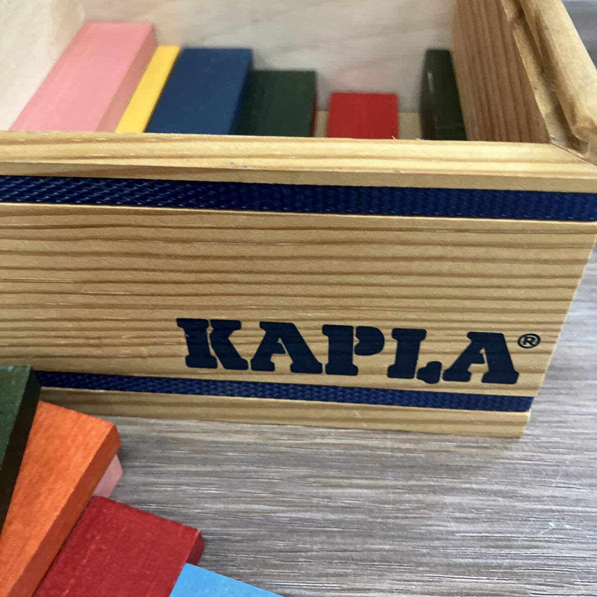 KAPLA カプラ 積み木 カラー オリジナル積み木 木製玩具 知育玩具 フランス 箱付き ブロック 木箱入り おもちゃ トレーニング _画像4