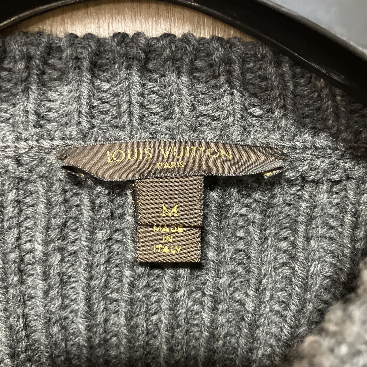 LOUIS VUITTON ルイヴィトン ポンチョ ボタン ウール ケーブル編み ケープベスト グレー ニットセーター ニット トップス ブランド _画像2