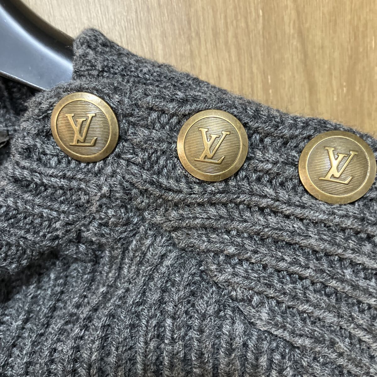 LOUIS VUITTON ルイヴィトン ポンチョ ボタン ウール ケーブル編み ケープベスト グレー ニットセーター ニット トップス ブランド _画像3
