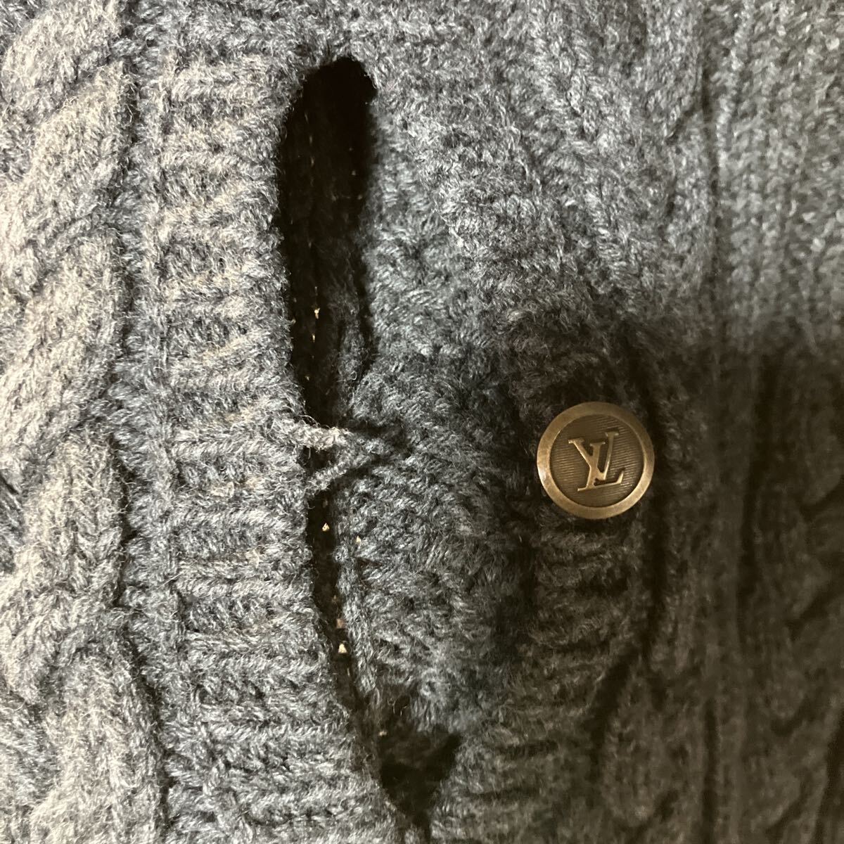 LOUIS VUITTON ルイヴィトン ポンチョ ボタン ウール ケーブル編み ケープベスト グレー ニットセーター ニット トップス ブランド _画像4