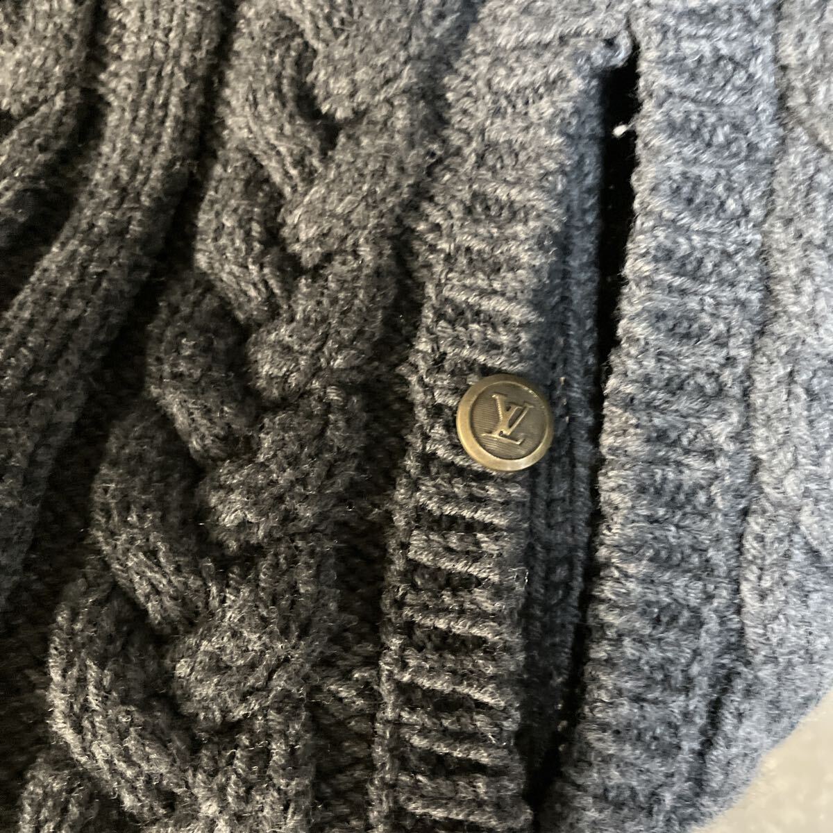 LOUIS VUITTON ルイヴィトン ポンチョ ボタン ウール ケーブル編み ケープベスト グレー ニットセーター ニット トップス ブランド _画像5