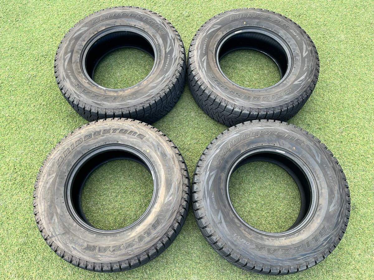 バリ溝!! ブリヂストン ブリザック DM-V1 265/70R16 スタッドレスタイヤ 4本セット ランドクルーザープラド ハイラックス等 【A71022-1】_画像3