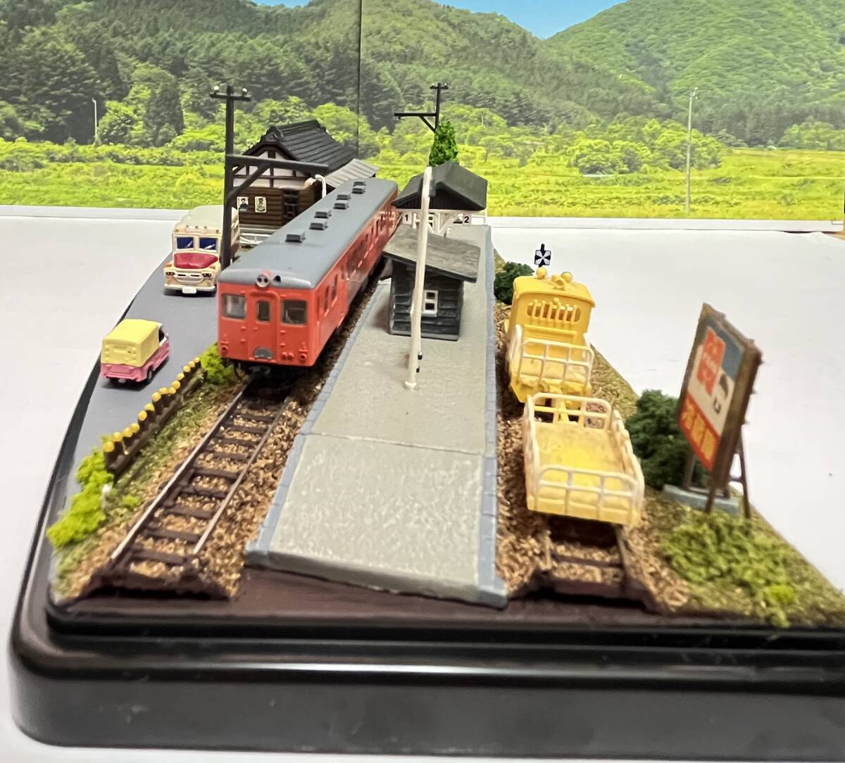 Nゲージ展示台 バス停と車止めのある田舎駅の風景 ボンネットバス付_画像4