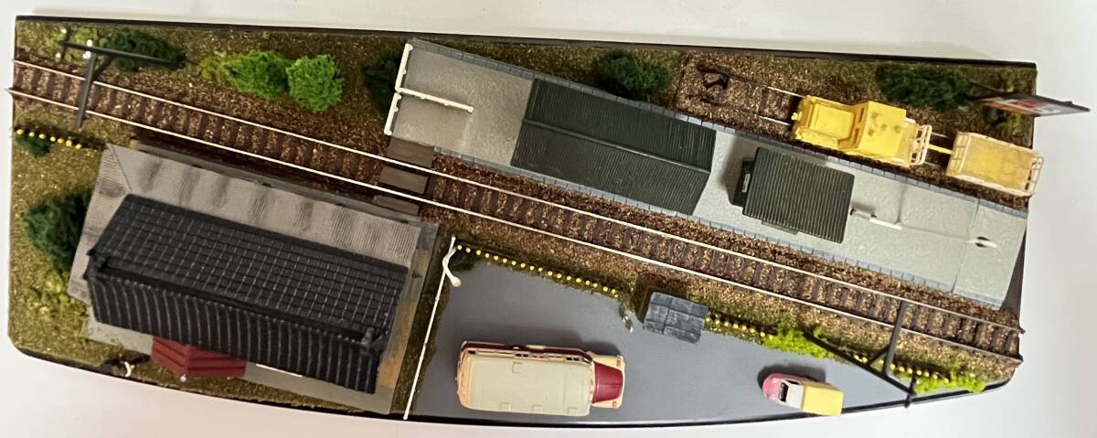 Nゲージ展示台 バス停と車止めのある田舎駅の風景 ボンネットバス付_画像9