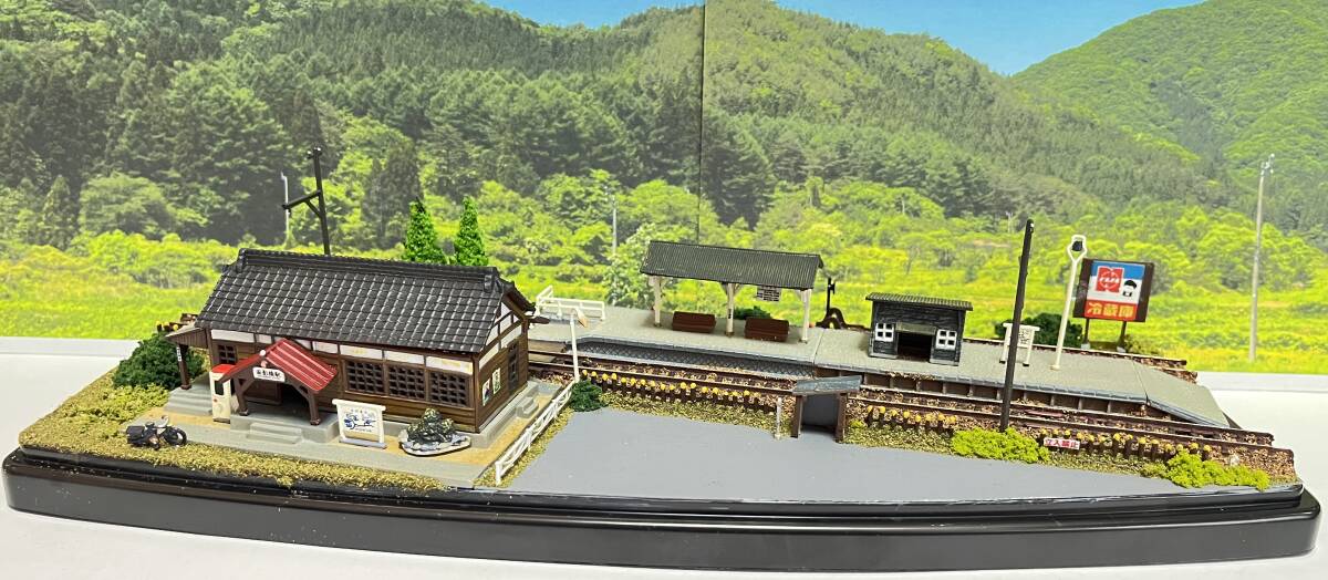 Nゲージ展示台 バス停と車止めのある田舎駅の風景 ボンネットバス付_画像6