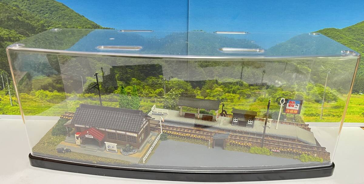 Nゲージ展示台 バス停と車止めのある田舎駅の風景 ボンネットバス付_画像10