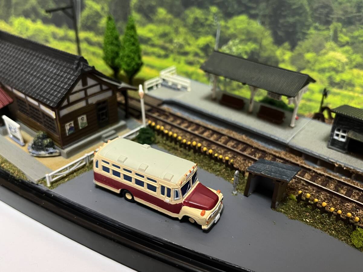 Nゲージ展示台 バス停と車止めのある田舎駅の風景 ボンネットバス付_画像8