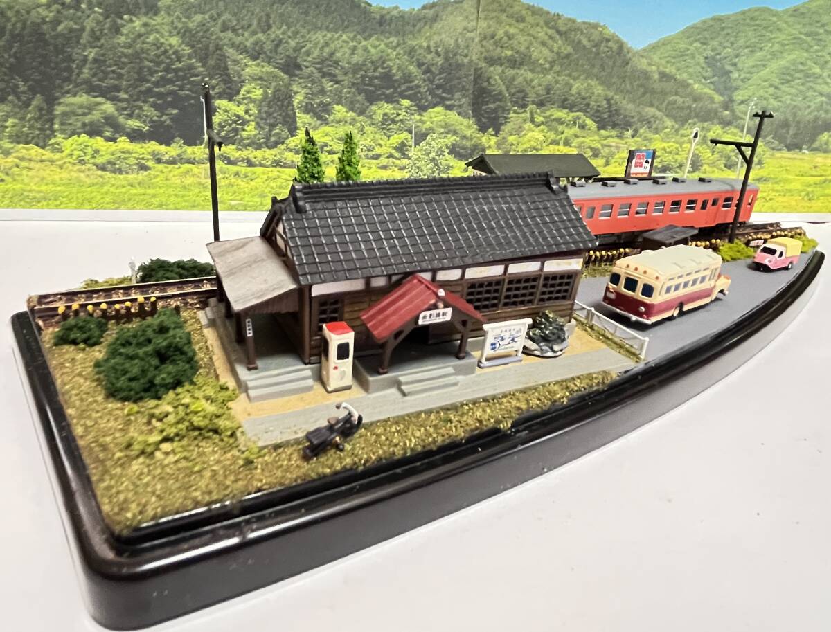 Nゲージ展示台 バス停と車止めのある田舎駅の風景 ボンネットバス付_画像3