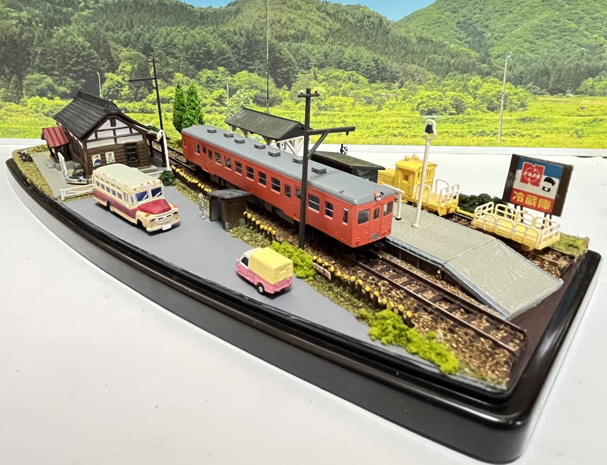 Nゲージ展示台 バス停と車止めのある田舎駅の風景 ボンネットバス付_画像1