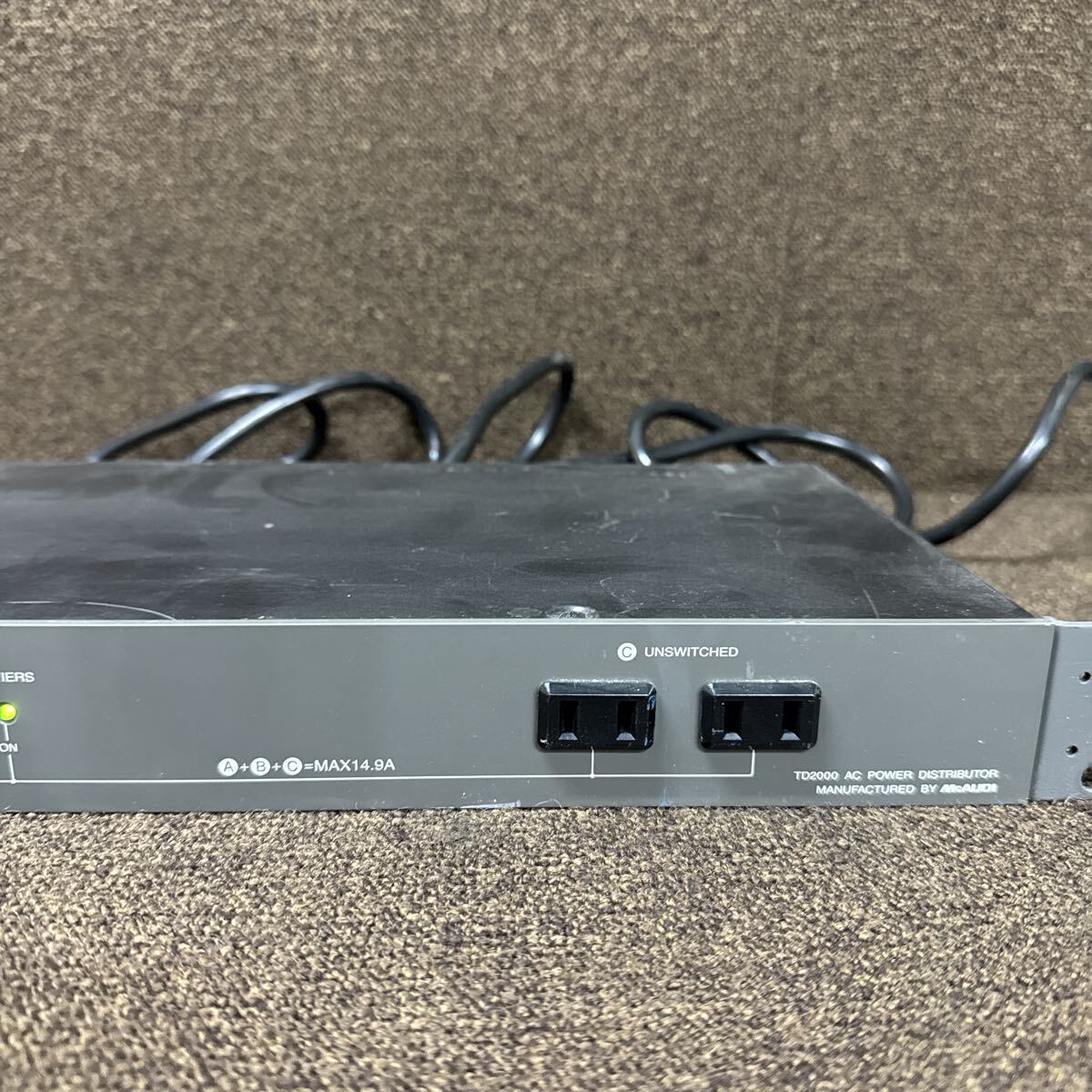 JZ11-76 激安 AC POWER DISTRIBUTOR TD-2000 通電、電源OK 中古現状品 ※3回再出品で処分_画像3