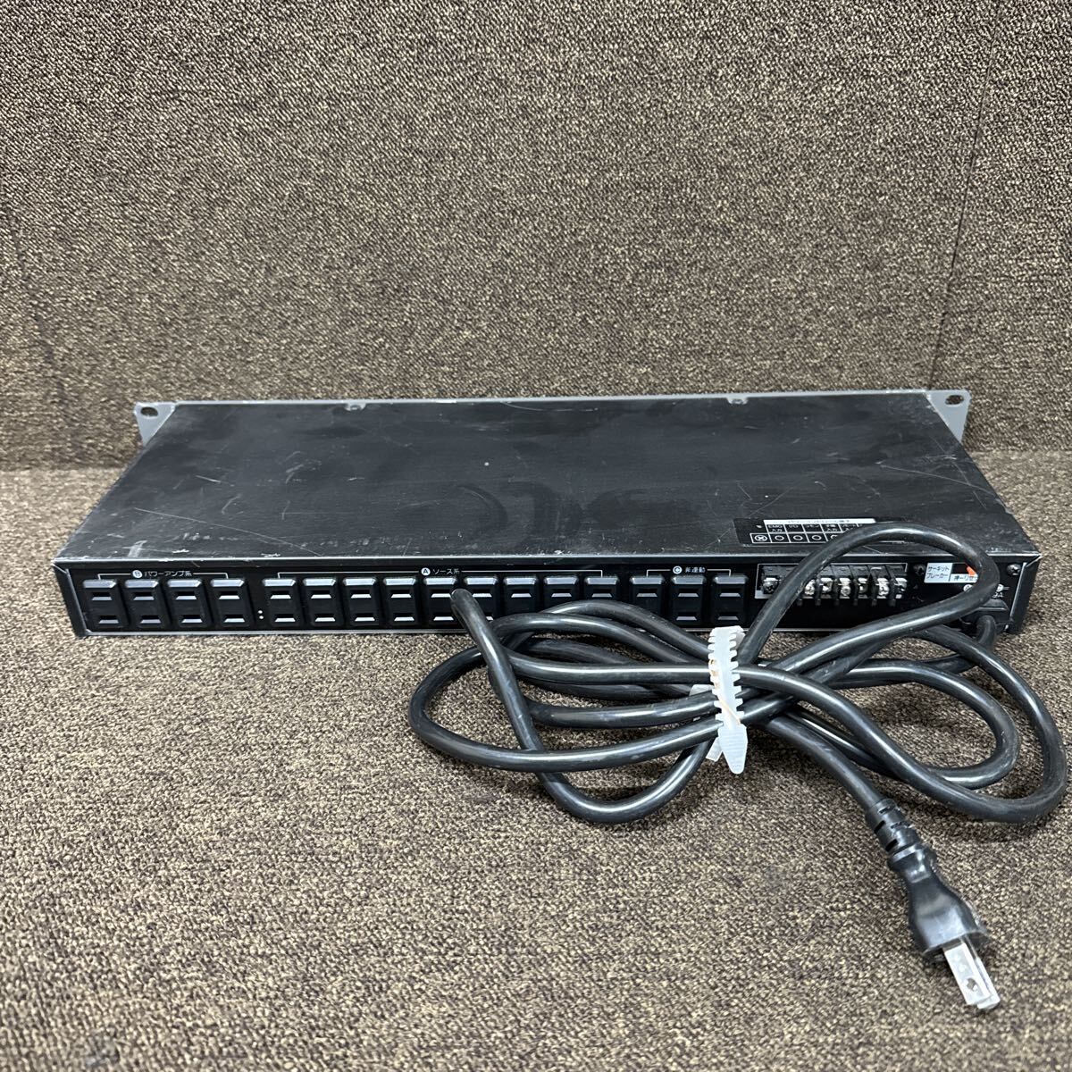 JZ11-76 激安 AC POWER DISTRIBUTOR TD-2000 通電、電源OK 中古現状品 ※3回再出品で処分_画像5