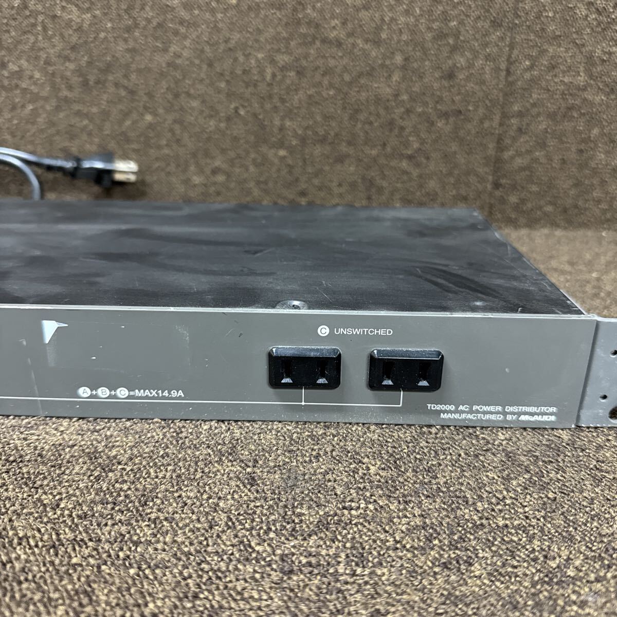 JZ11-77 激安 AC POWER DISTRIBUTOR TD-2000 通電不可 中古現状品 ※3回再出品で処分_画像3