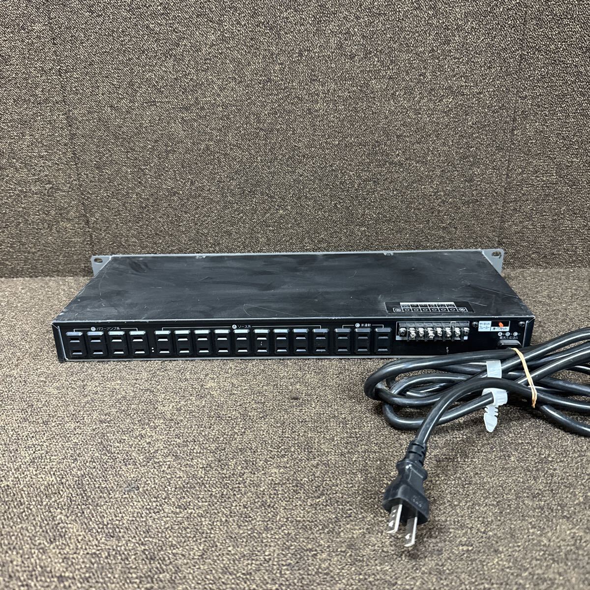 JZ11-77 激安 AC POWER DISTRIBUTOR TD-2000 通電不可 中古現状品 ※3回再出品で処分_画像5